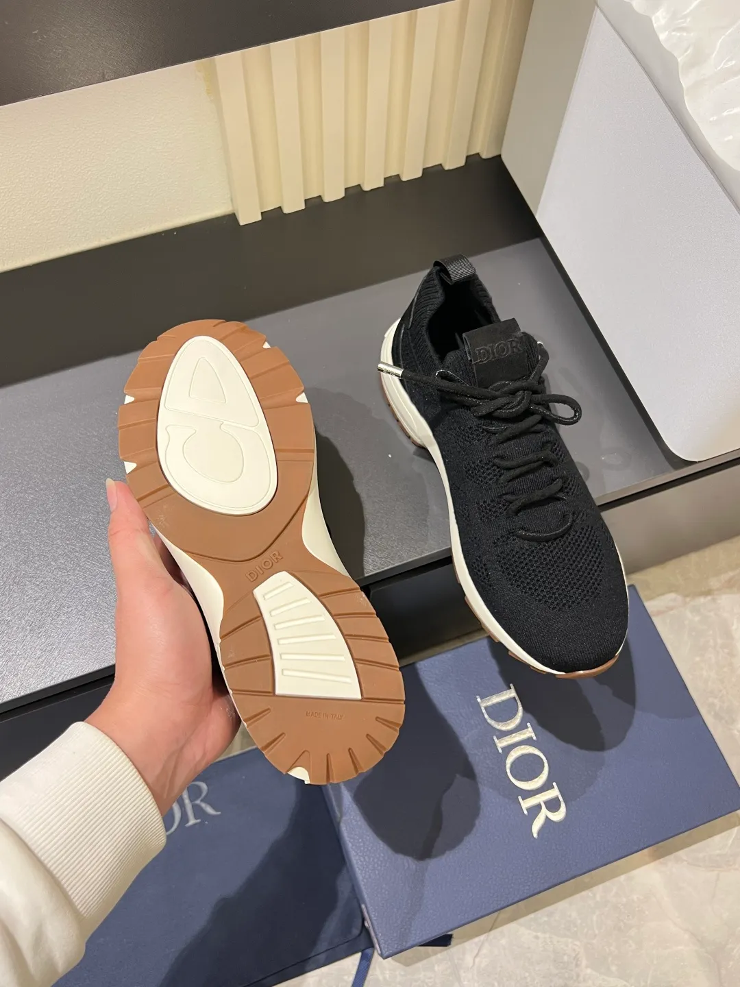 p380 Dior B80 sneakers are a new product of Dior men's series, focusing on comfort and fashion. The upper is made of breathable mesh + fabric splicing, which is lightweight and fits the shape of the foot, making it super comfortable for daily wear. The sole is made of rubber, which has great grip and wear resistance, and is suitable for commuting or light sports. The overall style is simple, the gray tone is versatile, and the shoelaces are adjustable for a more stable fit. Designed by Kim Jones, it is both practical and trendy. It is one of the new hot items in early spring①. size: 38-45 (45 customized)